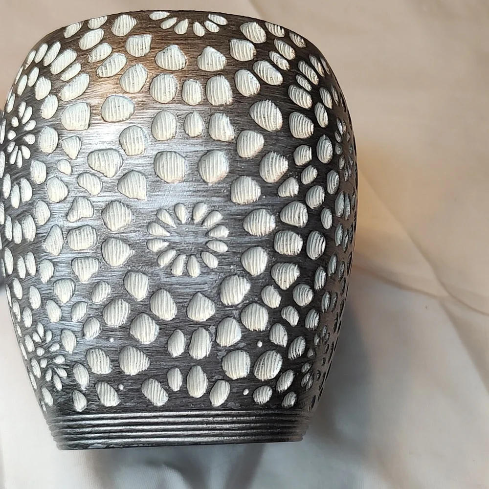 Cynthia Rowley Carved Petals Burst bathroom jar, silver and white
